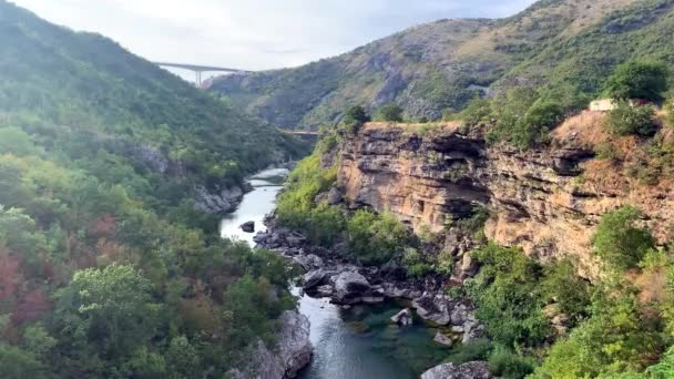 Krásný Výhled Nejhlubší Kaňon Řeky Tara Obklopený Zeleným Lesem Dálničním — Stock video