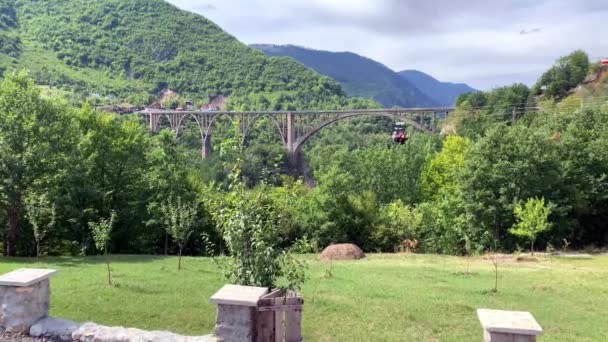 モンテネグロ ブドヴァ 2021年9月8日 最も深いタラ川キャニオンの上Djudjevicaタラ橋の間のジップライン デュルモーター国立公園 ヨーロッパで最も長いジップライン — ストック動画