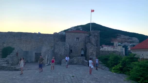 Montenegro Budva September 2021 Montenegro Flagga Budva Stad Och Berg — Stockvideo