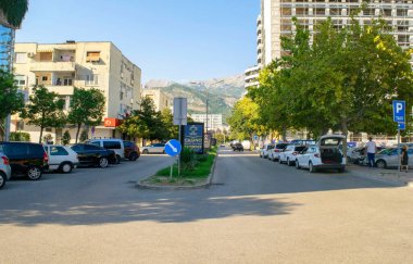 Karadağ - Budva: 6 Eylül 2021: Budva kentindeki sahil ana caddesi ve karayolu. Konut binaları ve otelleri olan turistik bir kasaba. Casino Royal Görkemli.