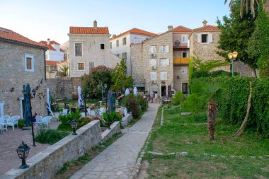 Karadağ - Budva: 8 Eylül 2021: Eski Budva kasabası ve turistler. Eski binaları ve yeşil alanları olan bir miras alanı. Turistik bir yer