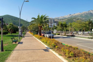 Karadağ - Budva: 6 Eylül 2021: Residencial Street and park in Budva city. Mediteranska Turistik Şehir Sokağı