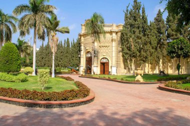 Kahire - Mısır - 4 Ekim 2020: başkanlık müzesi girişi avlunun içinde eski toplarla sokak arasında. Abdeen Kraliyet Sarayı cephesi, şehrin doğusunda yer alıyor. Bahçe