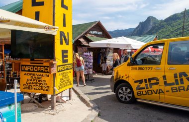 Karadağ - Budva: 8 Eylül 2021: Curdjevica Tara Köprüsü 'nün en derin Tara Nehri Kanyonu' nun üzerindeki zip hattı. Durmitor Ulusal Parkı. Avrupa 'nın en uzun halat hattı..