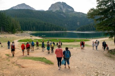 Karadağ - Durmitor: 8 Eylül 2021: Gündüzleri pek çok turistle birlikte kara buzul gölü. Durmitor Ulusal Parkı, Zabljak. UNESCO Dünya Mirası.