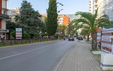 Karadağ - Budva: 6 Eylül 2021: Budva kentindeki sahil ana caddesi ve karayolu. Konut binaları ve otelleri olan turistik bir kasaba..