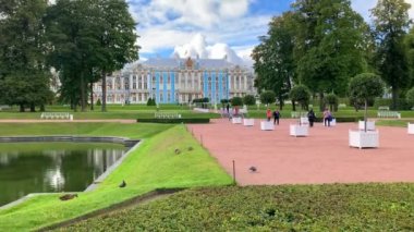 Saint-Petersburg - Rusya 4 Ekim 2022: Tsarskoe Selo, Puşkin 'deki Catherine Palace' ın önündeki bahçe ve göl. Catherine 2 Büyük Saray.