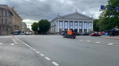 Saint-Petersburg - Rusya 4 Ekim 2022 Senato karayolu trafiği. Lenindrad şehri. St Petersburg merkezi insan ve araba trafiği ile doludur. Yaz, sonbahar