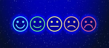 Neon renkli simge simgesi. Gerçekçi neon gülen yüz simgesi seti ikonu. Neon yüz ifadesi gece programı. Beyaz Arkaplanda İzole Edilmiş.