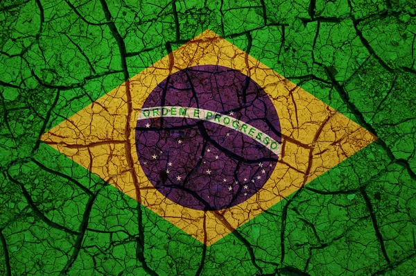 ブラジルの国旗に乾燥した土壌パターン 干ばつの概念を持つ国 水問題だ 乾燥した地球の国 — ストック写真