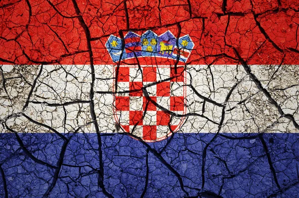 クロアチアの国旗に乾燥した土壌パターン 干ばつの概念を持つ国 水問題だ 乾燥した地球の国 — ストック写真