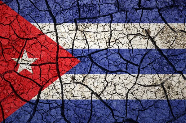 キューバの国旗に乾いた土の模様 干ばつの概念を持つ国 水問題だ 乾燥した地球の国 — ストック写真