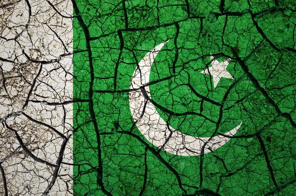 パキスタンの国旗に乾燥した土壌パターン 干ばつの概念を持つ国 水問題だ 乾燥した地球の国 — ストック写真