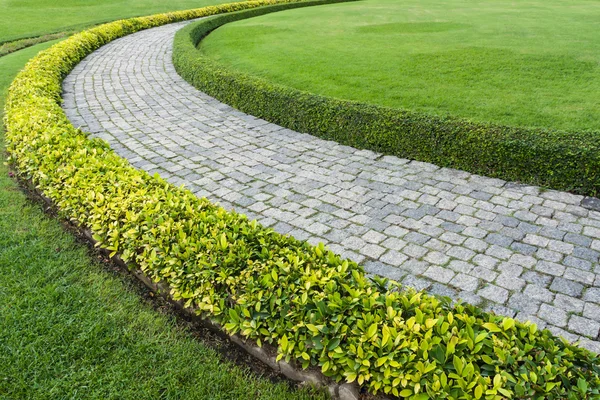 El camino de piedra bloque a pie — Foto de Stock