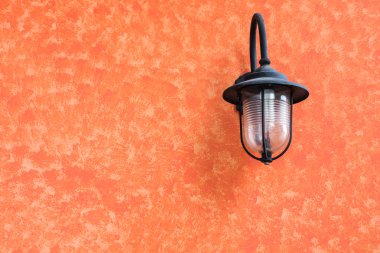 Duvardaki eski lamba ışığında