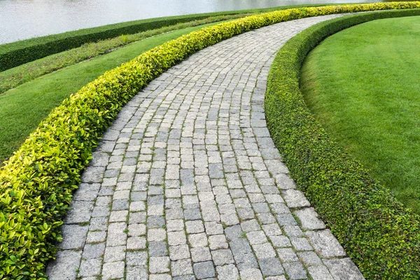 Le chemin de promenade bloc de pierre avec herbe verte — Photo