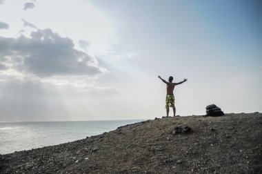 guajira, colombia adlı boş bir arazi içinde özgürlük zevk bir erkek. s