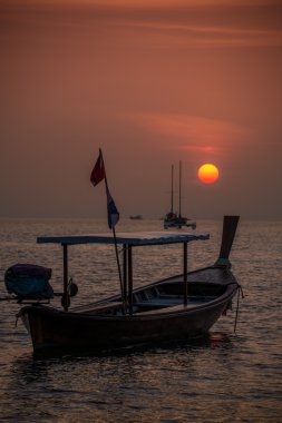 uzun kuyruk tekne ve sunset phangnga. Koh lipe tropikal bir ada. inci