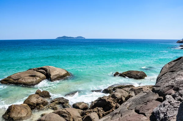 Rocce e vista sull'isola — Foto Stock