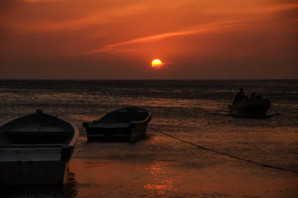 Boot zonsondergang op Colombiaanse zee taganga. Zuid-Amerika. — Stockfoto