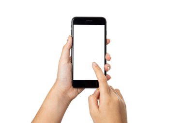 Elinde cep telefonu olan, beyaz arkaplanda boş ekranlı, kırpma yolu olan genç bir kadın.