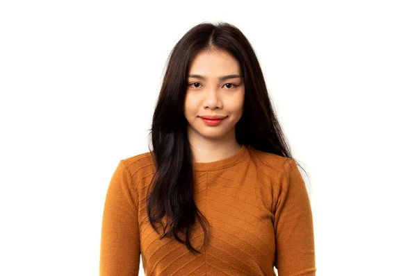 亚洲妇女穿着白色背景的橙色衬衫的画像 — 图库照片