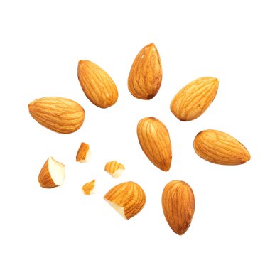 Üst görünüm bademleri beyaz arkaplanda izole edildi