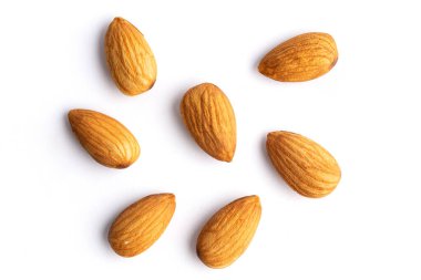 Üst görünüm bademleri beyaz arkaplanda izole edildi