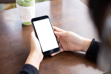 Akıllı telefon kullanan bir kadın kafeteryada kırpma yolu olan boş bir ekranda, cep telefonu tutan bir kızın boş beyaz ekran görüntüsü.