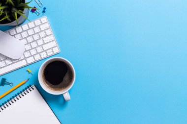 Bilgisayarlı Top View ofis masası ve kopyalama alanı olan ofis malzemeleri