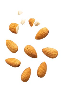 Üst görünüm bademleri beyaz arkaplanda izole edildi