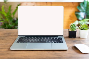 Kafedeki ahşap masadaki boş ekran bilgisayarı, kırpma yolu ile ekran boşluğunu işaretle