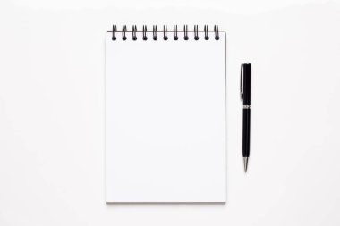 Üst görünüm, boş defter ve beyaz arkaplan üzerindeki kalem.