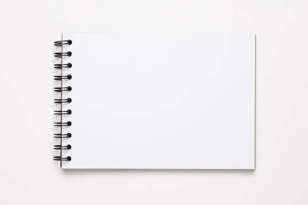 白い背景に空のノートブックのトップ表示 — ストック写真