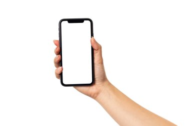 Beyaz arkaplanda kırpma yolu ile izole edilmiş boş ekran ile akıllı telefon tutan kadın