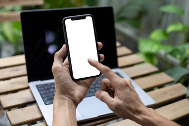 Kafede akıllı telefon kullanan bir adam, kırpma yolu olan boş bir ekran.
