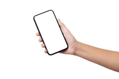 Beyaz arkaplanda kırpma yolu ile izole edilmiş boş ekran ile akıllı telefon tutan kadın