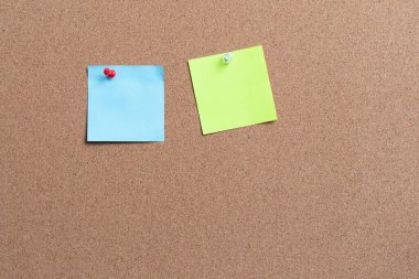 Mantar panosuna raptiye yapıştırılmış yapışkan bir not.