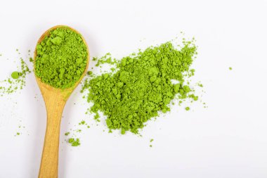 Üst manzara yeşil kibrit çay tozu beyaz arkaplanda izole