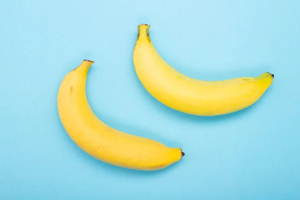 Два Банана Изолированы Синем Фоне — стоковое фото