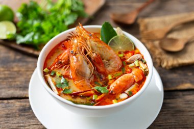 Tom Yam Kung, karides ve mantarlı limon çorbası ahşap kasede Tayland yemeği.