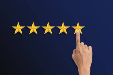 Müşteri memnuniyeti anketi konsepti, müşterinin eli yıldıza en yüksek memnuniyeti vererek ve 5 yıldız vererek basar