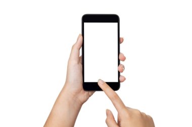 Elinde cep telefonu olan, beyaz arkaplanda boş ekranlı, kırpma yolu olan genç bir kadın.