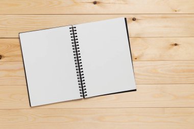 Tahta masanın üzerinde boş defter, üst görünüm