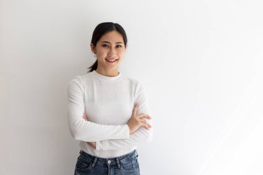 Beyaz arka planda gülümseyen pozitif iş kadını Asyalı portresi