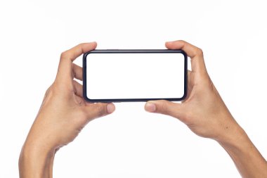 El işi adamı elinde cep telefonu ve reklam metni eklemek için boş bir ekran tutuyor. kırpma yolu ile beyaz arkaplanda izole