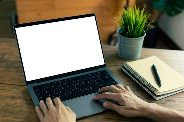 Boş ekran defteri, iş adamı kafedeki tahta masada reklam metni için boş bir ekranla dizüstü bilgisayarı üzerinde çalışıyor.