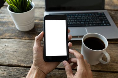Kafede akıllı telefon kullanan bir adam, kırpma yolu olan boş bir ekran.