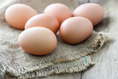 Ahşap zeminde taze yumurta