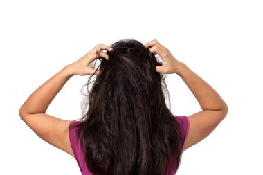 Kafası kaşınan kadınlar beyaz arka planda saçlarını kaşındırıyor.